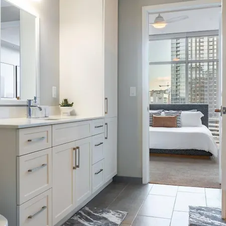 Apartment Luxury Gulch Skyline Views, Pool, Parking