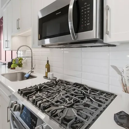 Luxury Pool, Gym, Views + Free Parking Apartment