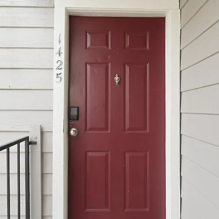 Cozy Retreat Near Airport & Hotspots Apartment