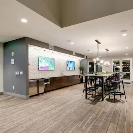 Apartment Downtown Walk To Broadway Pool, Private Balcony, Free Parking!