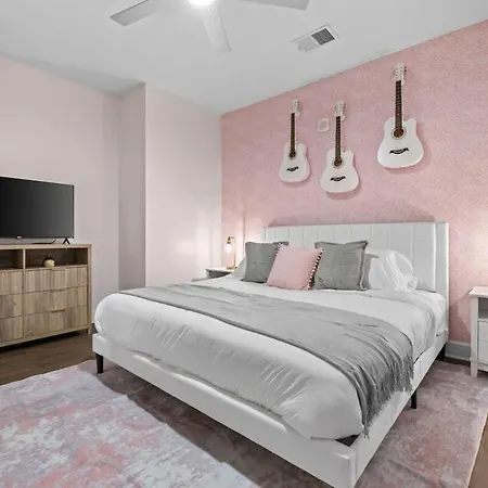 Glam 2br Walk To Broadway & The Gulch Apartment