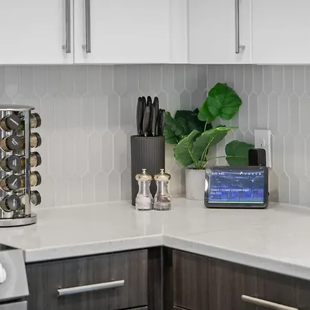 View Getaway 2br Near Broadway & Gulch