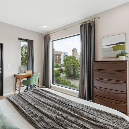 Luxury Downtown Riverview With Garage And Two Balconies Apartment