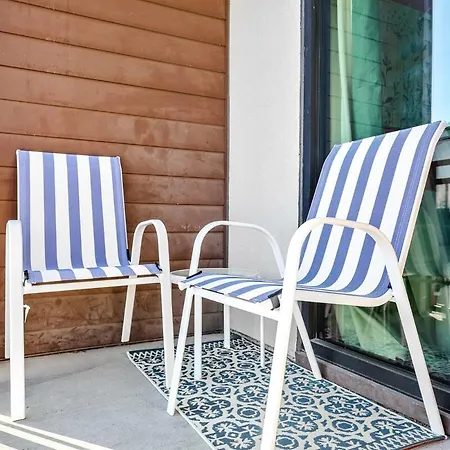 Midtown - 5 Min To Broadway - Free Secured Parking - Pool Apartment *