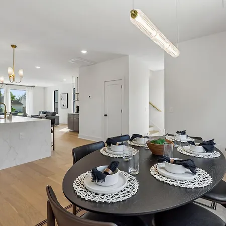 Modern 4br Townhouse Rooftop Lounge Apartment