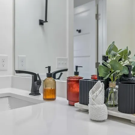 Modern Townhome With Garage & Ev Charger Apartment *