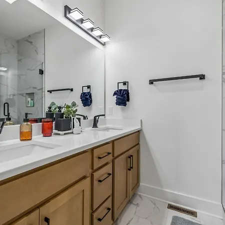 Apartment Modern Townhome With Garage & Ev Charger *