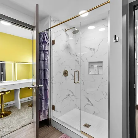 Apartment Vibrant Retreat Pool And Glam *