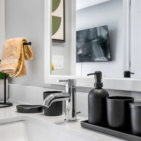 Luxury Pool, Gym & Lounge + Free Parking Apartment *