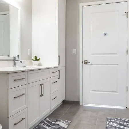 Luxury Gulch Skyline Views, Pool, Parking * Nashville