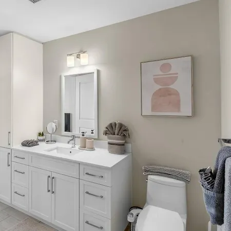 Broadway Views Lux Gulch Condo+ Private Balcony Apartment *
