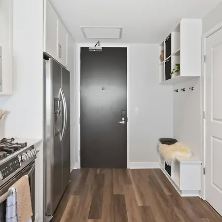 Apartment Luxury Pool, Gym, Views + Free Parking *