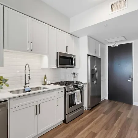 Luxury Pool, Gym, Views + Free Parking Nashville