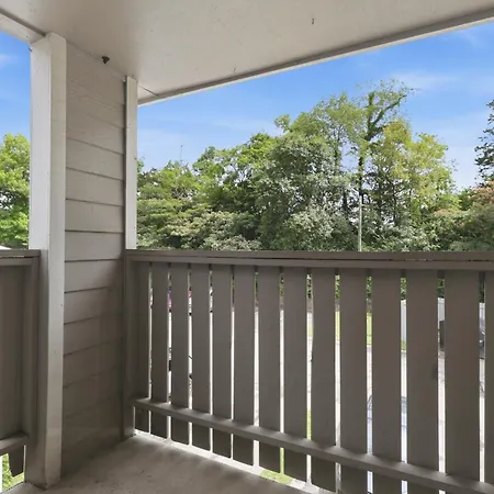 Cozy Retreat Near Airport & Hotspots Apartment