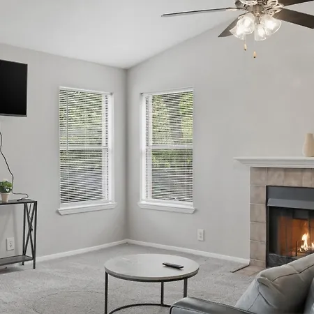 Cozy Retreat Near Airport & Hotspots