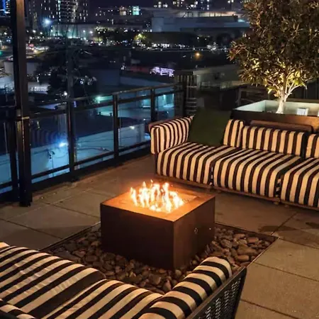 Downtown Walk To Broadway Pool, Private Balcony, Free Parking! Apartment