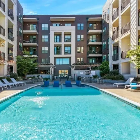 Midtown - 5 Min To Broadway - Free Secured Parking - Pool Apartment