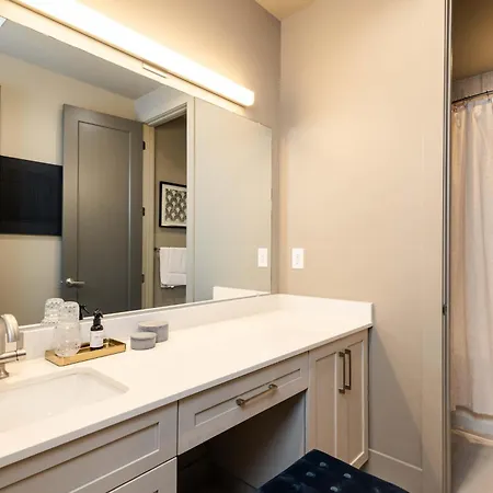 Apartment Modern 4br | Easy To Broadway + Heated Pool *