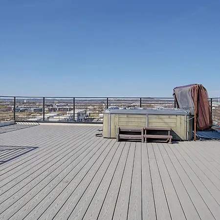 Modern Oasis Downtown Skyline View Prime Apartment