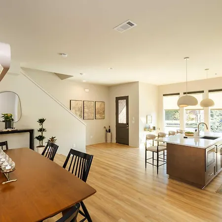 Apartment Heated Pool, Sauna & Firepit | Walk To Live Music *