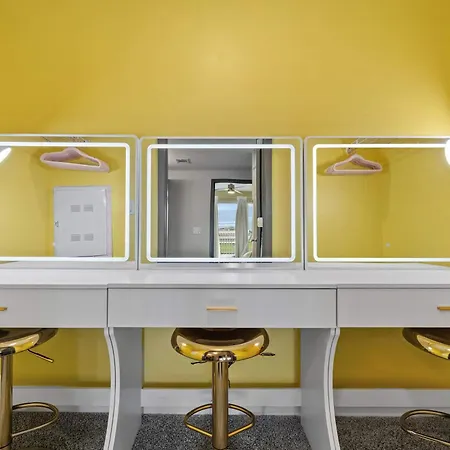 Vibrant Retreat Pool And Glam *
