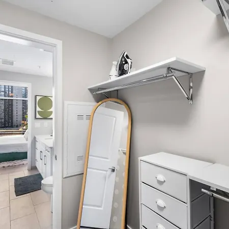 Luxury Pool, Gym & Lounge + Free Parking Apartment