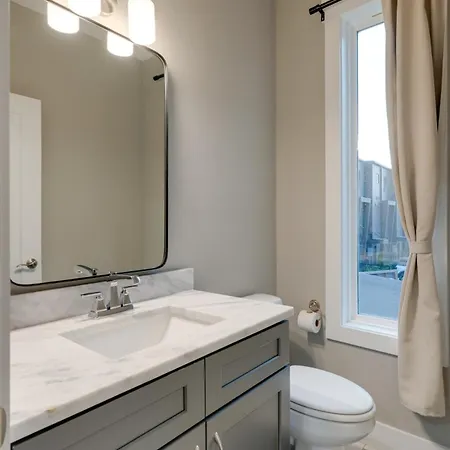 Rooftop Skyline View-close To Broadway-sleeps 8 Apartment *