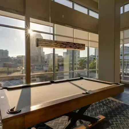 Downtown Walk To Broadway Pool, Private Balcony, Free Parking! * Nashville