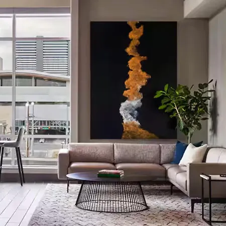 Downtown Walk To Broadway Pool, Private Balcony, Free Parking! Apartment *
