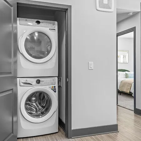 Stylish 2br W Skyline Views Apartment *