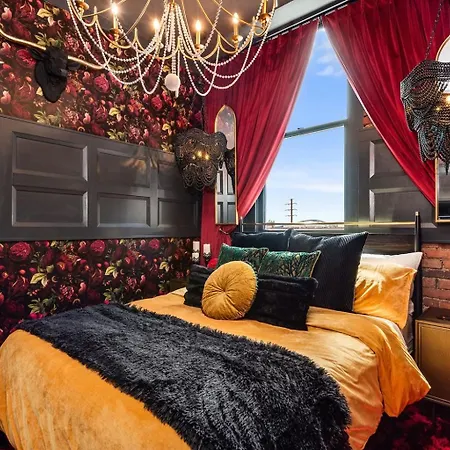 Holiday home The Songbird-luxury Penthouse Steps To Broadway