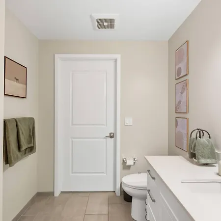 Luxury Pool, Gym, Views + Free Parking Apartment *