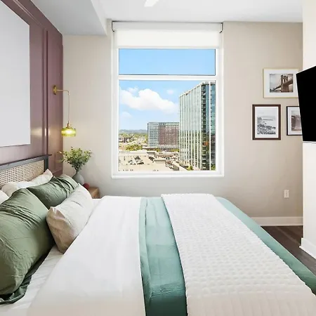 Luxury Pool, Gym, Views + Free Parking *