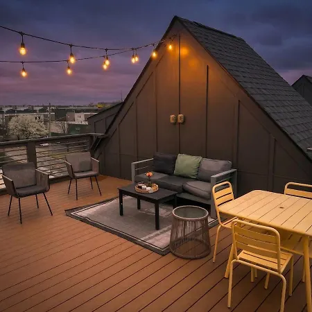 Rooftop Skyline View-close To Broadway-sleeps 8 Apartment