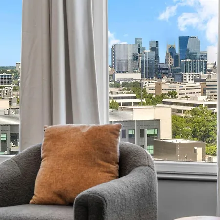 Stylish 2br W Skyline Views Apartment