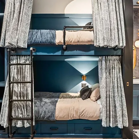 Holiday home The Velvet Songbird Downtown Luxe Sleeps 24 *