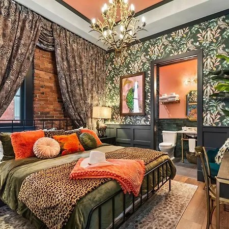 Holiday home The Songbird-luxury Penthouse Steps To Broadway *