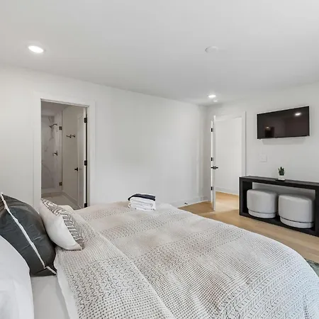 Modern 4br Townhouse Rooftop Lounge