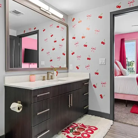 Vibrant Retreat Pool And Glam Apartment