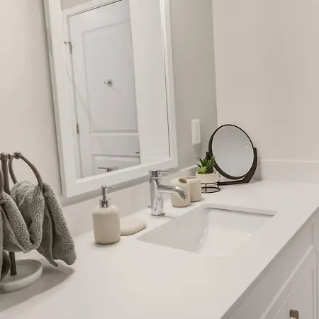 Luxury Pool, Gym, Views + Free Parking Apartment