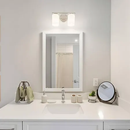 Luxury Pool, Gym, Views + Free Parking Apartment *