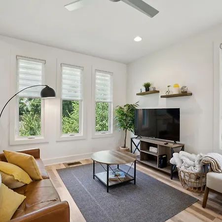 Modern Townhouse Close To Broadway