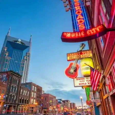 Apartment Downtown Walk To Broadway Pool, Private Balcony, Free Parking! Nashville