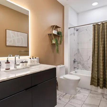 Luxury Downtown Riverview With Garage And Two Balconies Apartment