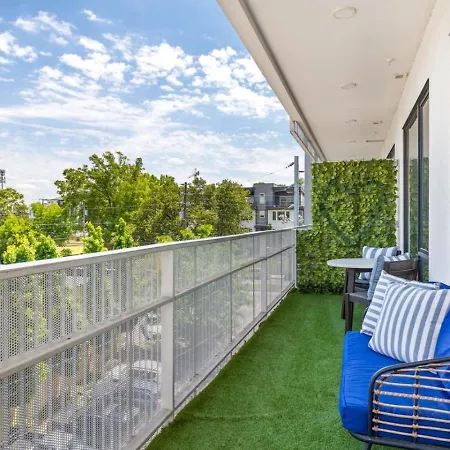 Apartment Modern Gulch Getaway With Pool, Garage And Balcony Nashville
