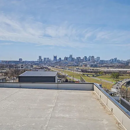Modern Oasis Downtown Skyline View Prime Apartment