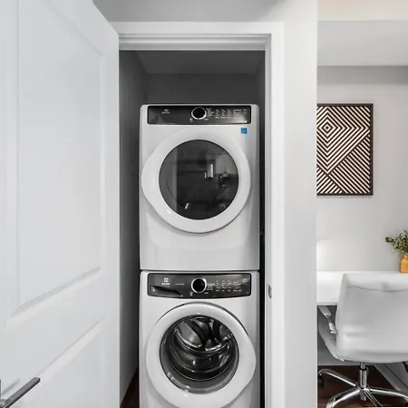 Music For 2 Gulch, Pool & Whole Foods Apartment