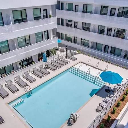 Modern Gulch Getaway With Pool, Garage And Balcony Apartment Nashville