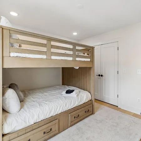 Modern 4br Townhouse Rooftop Lounge *