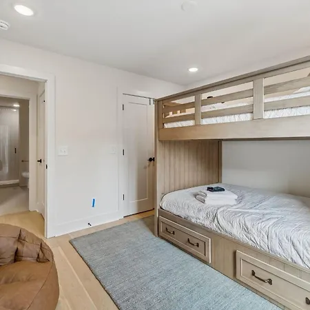 Modern 4br Townhouse Rooftop Lounge Apartment Nashville